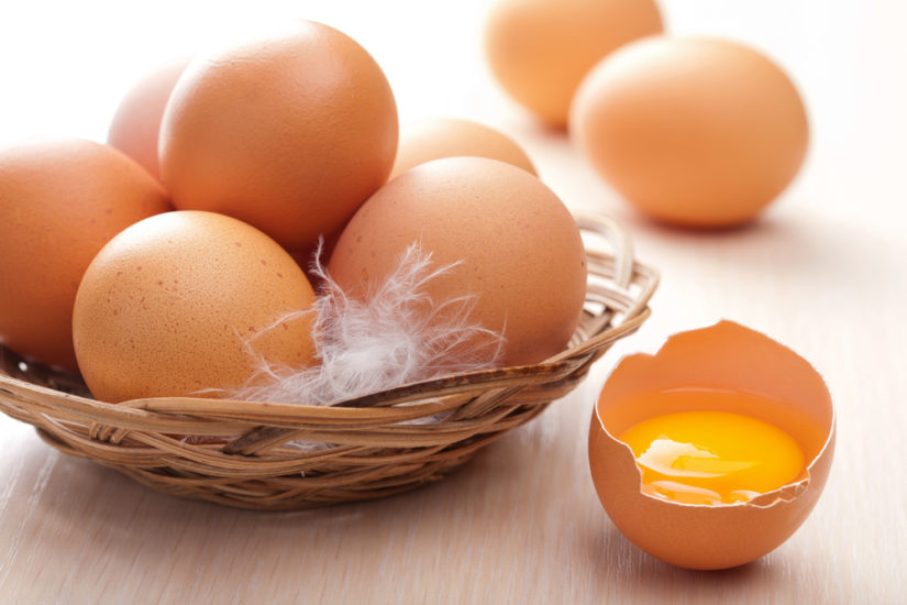 От чего зависит цвет желтка куриного яйца? - Журнал Хозяин